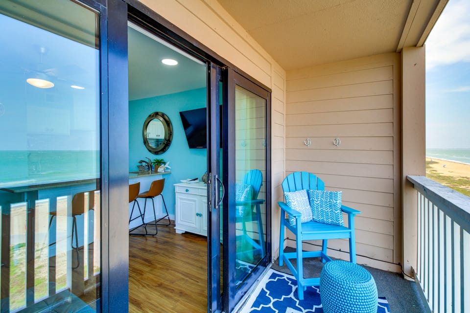 Balcony w/ Ocean View! North Beach 2nd-Floor Condo Apartment in Nueces County
