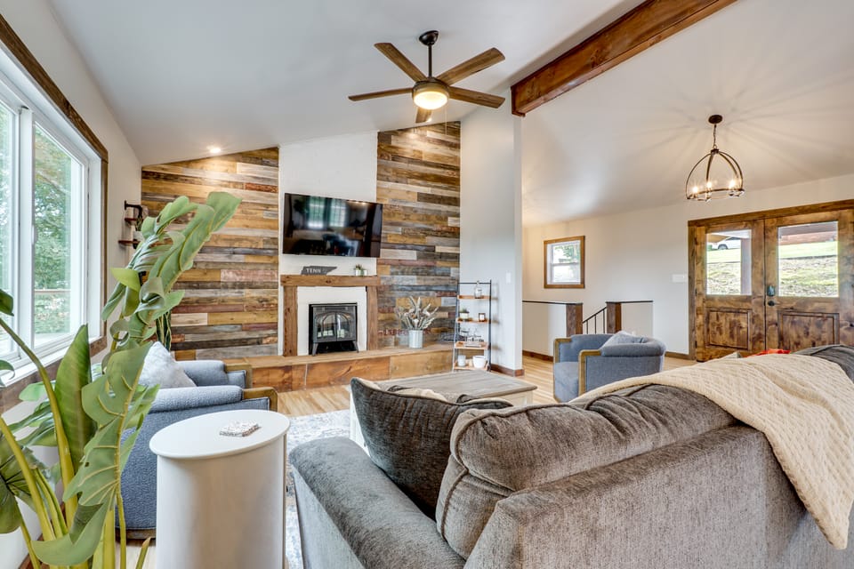 1 Mi to Dtwn Loudon: Spacious River-View Home House in Watts Bar Lake