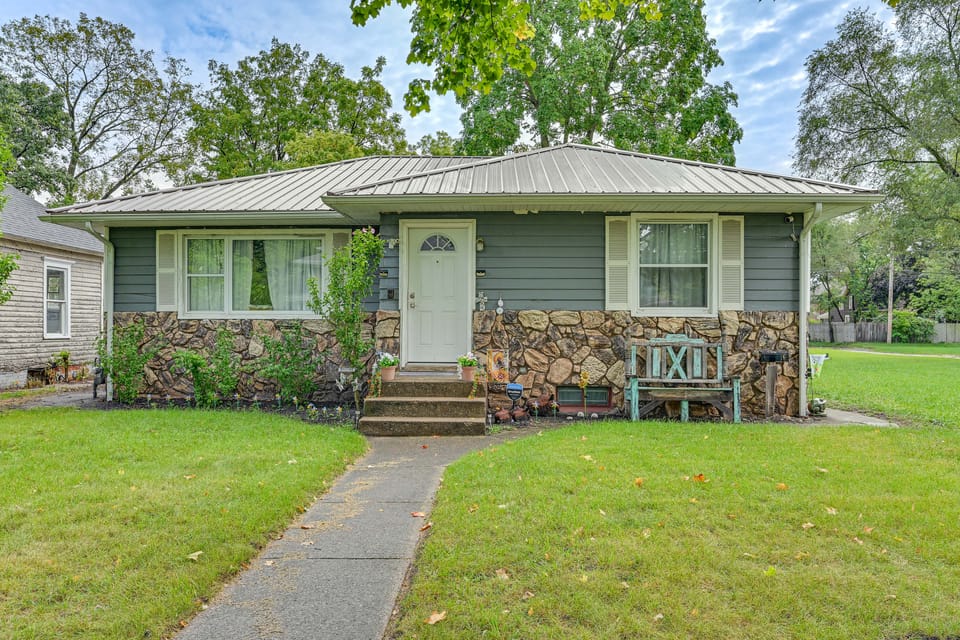 Complimentary Limo & Concierge - 1 Mi to Stadium Apartment in South Bend