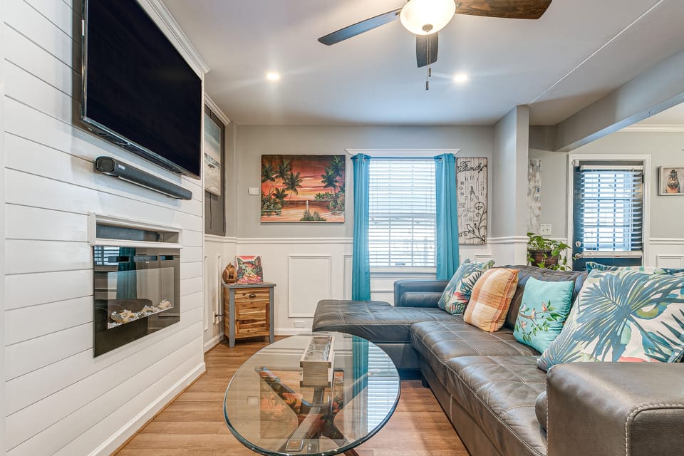 Centrally Located Raleigh Townhome w/ Pool Access Apartment in Raleigh