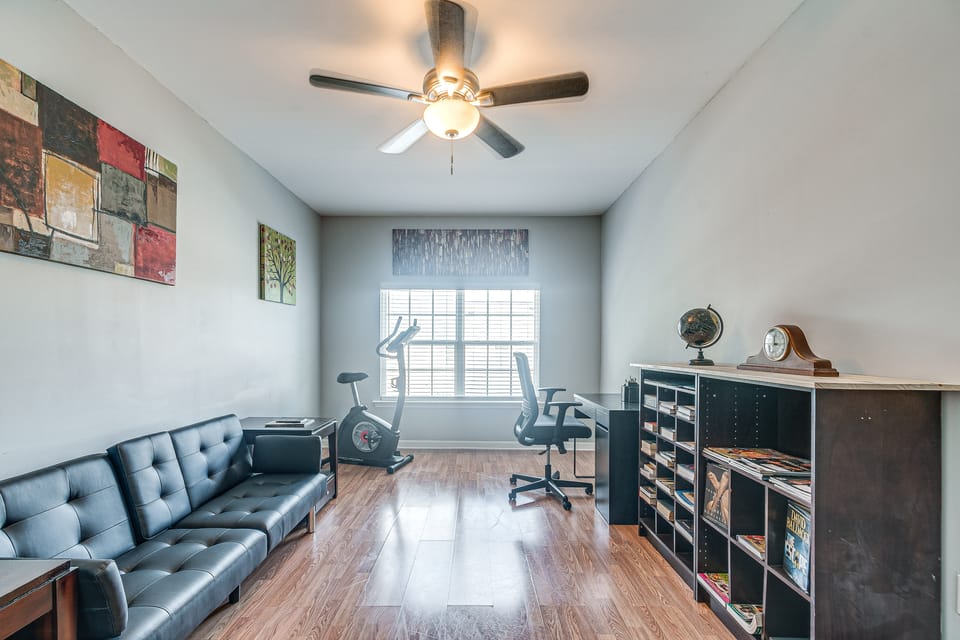 Centrally Located Raleigh Townhome w/ Pool Access Apartment in Raleigh