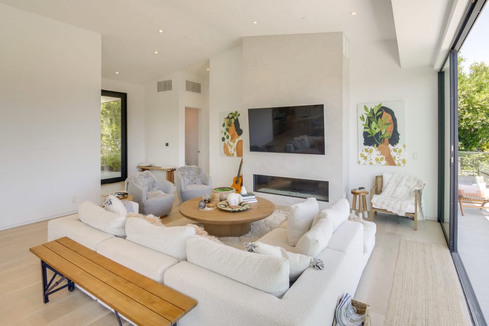 1 Mi to Point Dume: Mtn-View Escape w/ Patio! House in Malibu