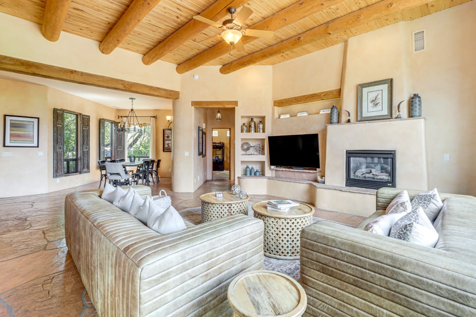 1/2 Mi to Airport Mesa! Hot Tub Haven w/ Mtn Views House in Sedona