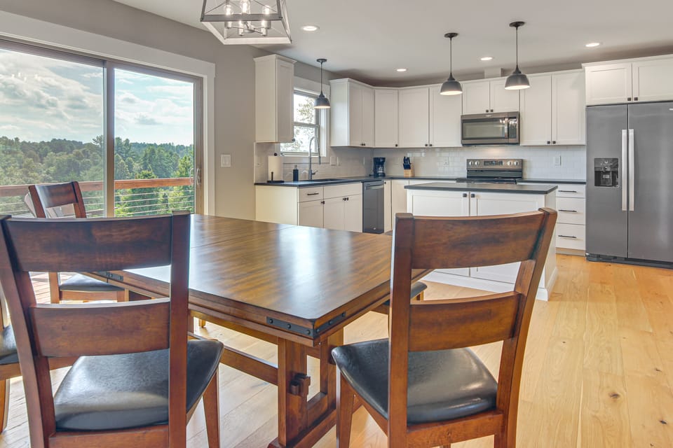 5 Mi to Dtwn, Stunning Views: Weaverville Retreat! House in Buncombe County