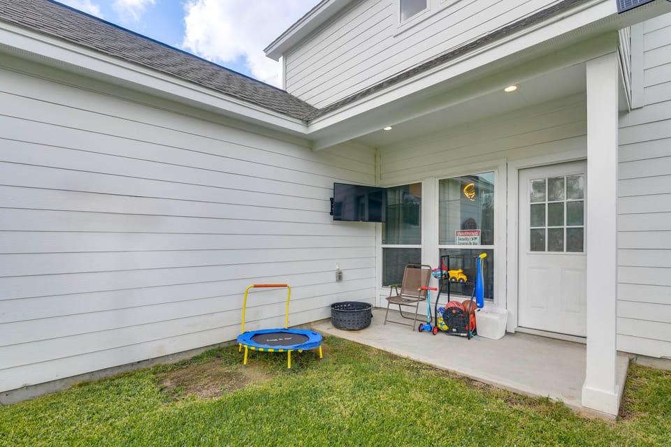 10 Mi to Downtown Houston: Family Home w/ Yard House in Houston