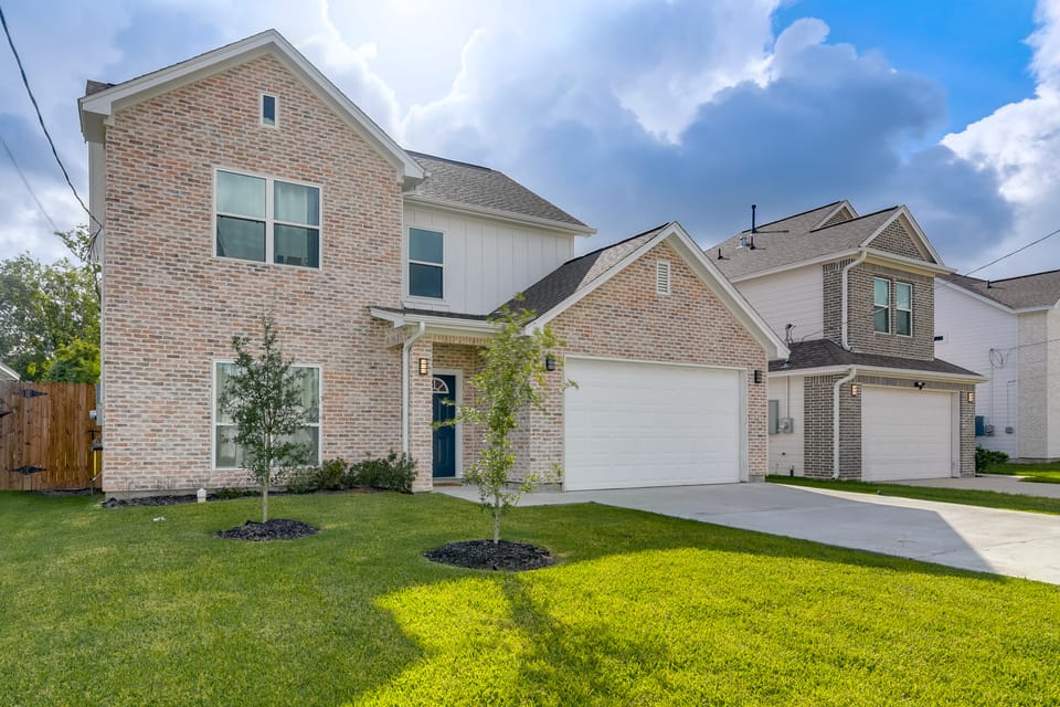 10 Mi to Downtown Houston: Family Home w/ Yard House in Houston