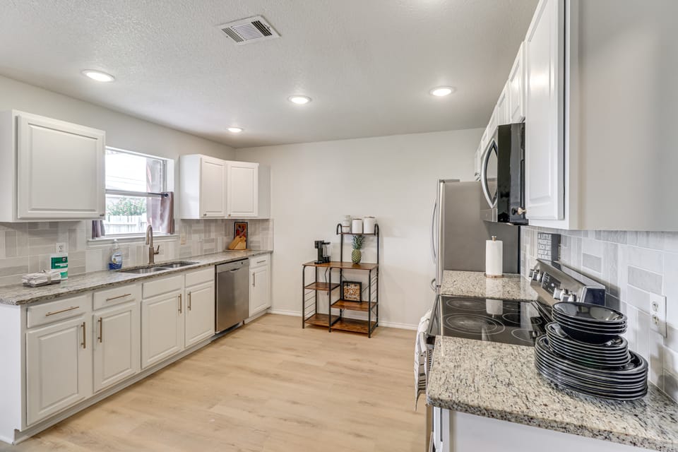 Fenced-In Yard: Family Home 4 Mi to Dtwn Killeen! House in Killeen