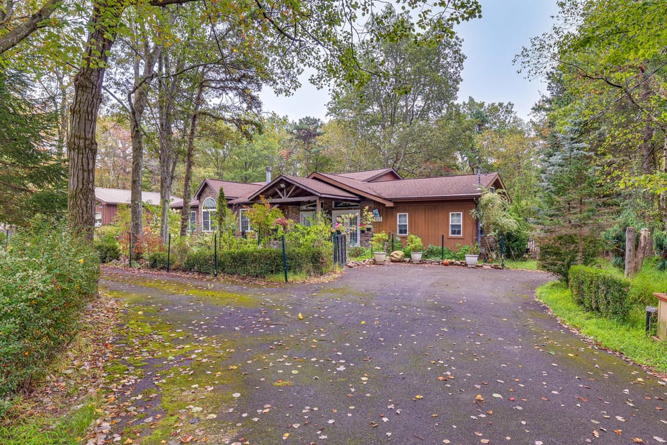 7 Mi to Big Boulder Mtn! Home w/ Pet-Friendly Yard House in Pocono Mountains