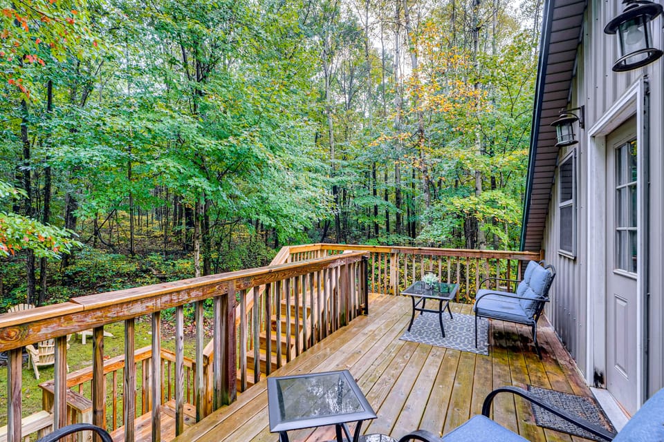 Hot Tub Haven 10 Mi to Hocking Hills State Park! House in Ohio