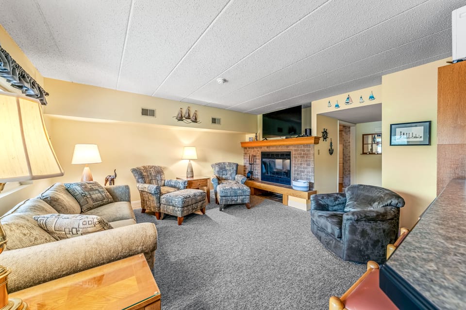 'Cobbies Cove' Lakefront Gem: Epic Views & Pool! Apartment in Big Boulder Lake