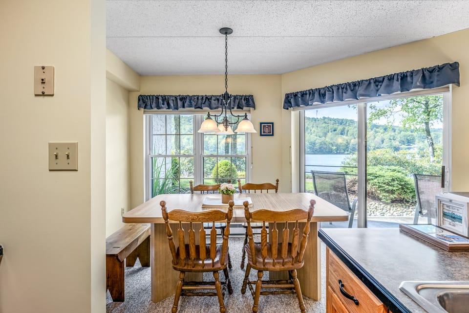 'Cobbies Cove' Lakefront Gem: Epic Views & Pool! Apartment in Big Boulder Lake