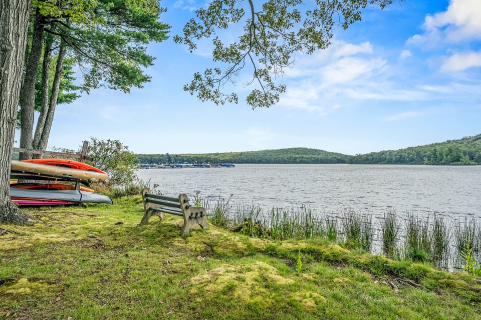 'Cobbies Cove' Lakefront Gem: Epic Views & Pool! Apartment in Big Boulder Lake