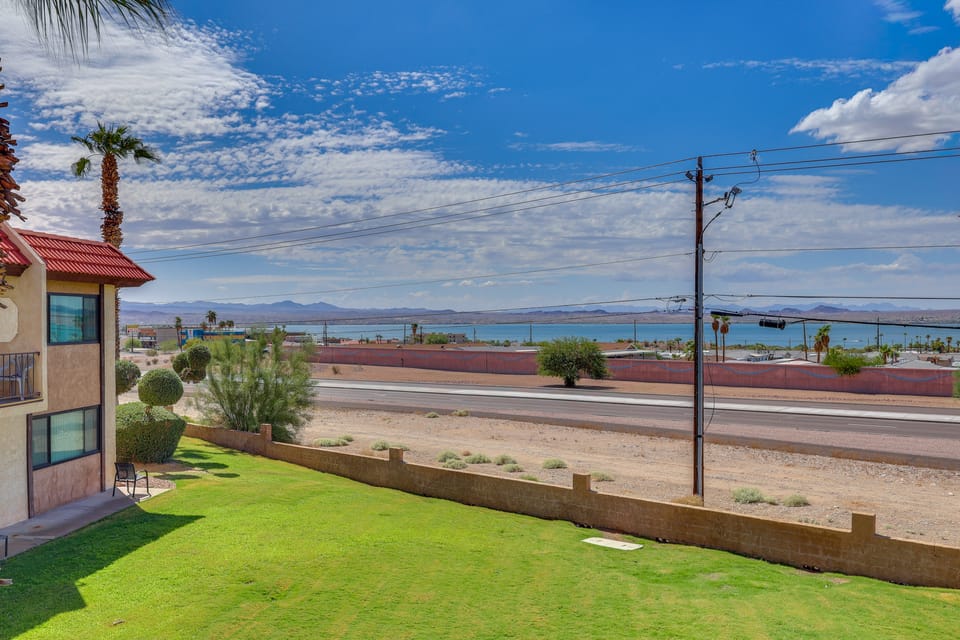 < 2 Mi to London Bridge: Chic Condo w/ Pool Access Apartment in Lake Havasu City