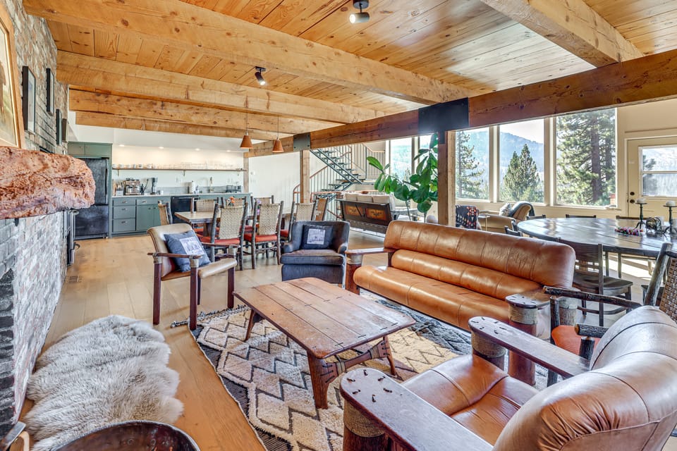Endless Mtn Views! Group Ski Lodge at Sugar Bowl House in Sierra Nevada