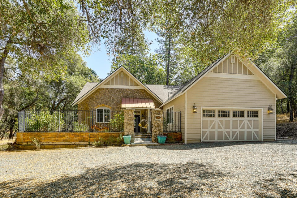 All-Season Outdoor Base Camp: Gold Country Home! House in Calaveras County