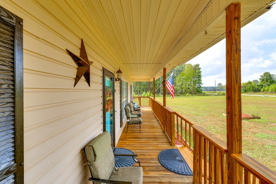 Families & Pets Welcome: Quiet Retreat in Bamberg House in South Carolina