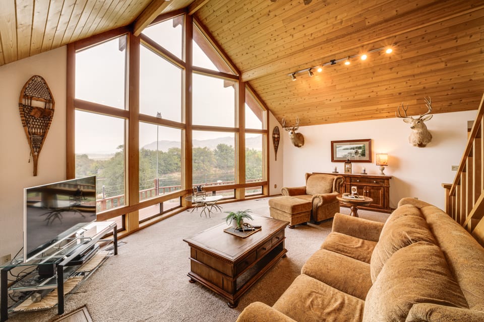 Stunning A-Frame Home w/ Views, 10 Mi to Okanogan! House in Washington