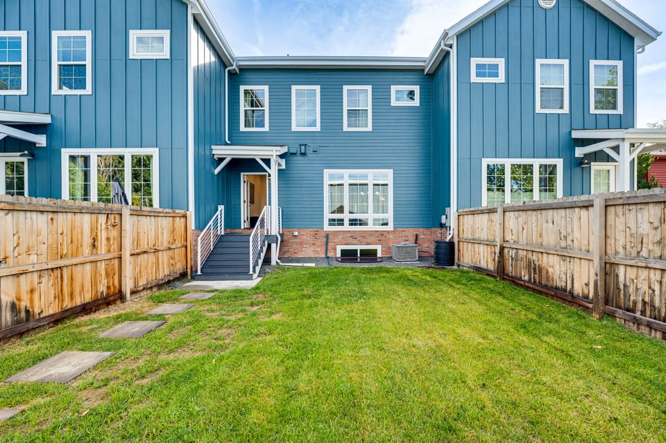 Family Haven, Walk to Dtwn Erie: Bring Your Pets! Apartment in Erie