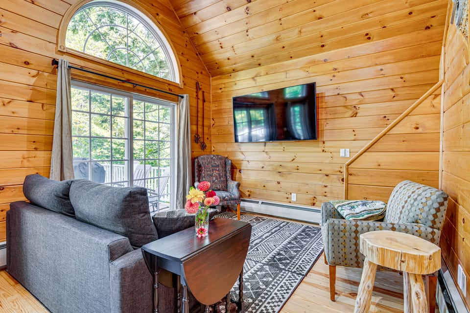On Baxter Lake: Wooded Retreat Near Trails House in New Hampshire