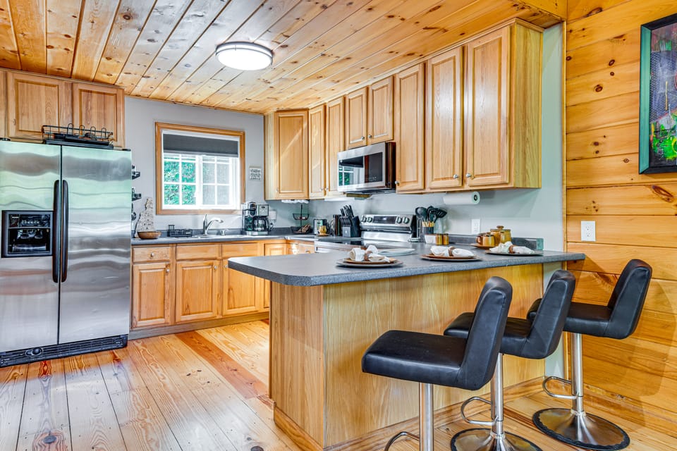 On Baxter Lake: Wooded Retreat Near Trails House in New Hampshire