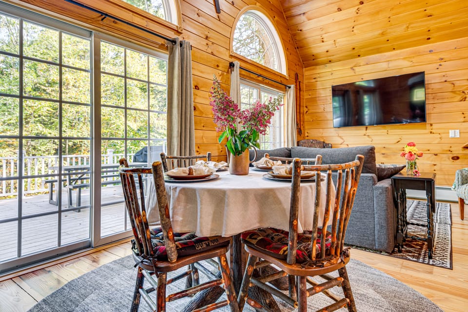On Baxter Lake: Wooded Retreat Near Trails House in New Hampshire