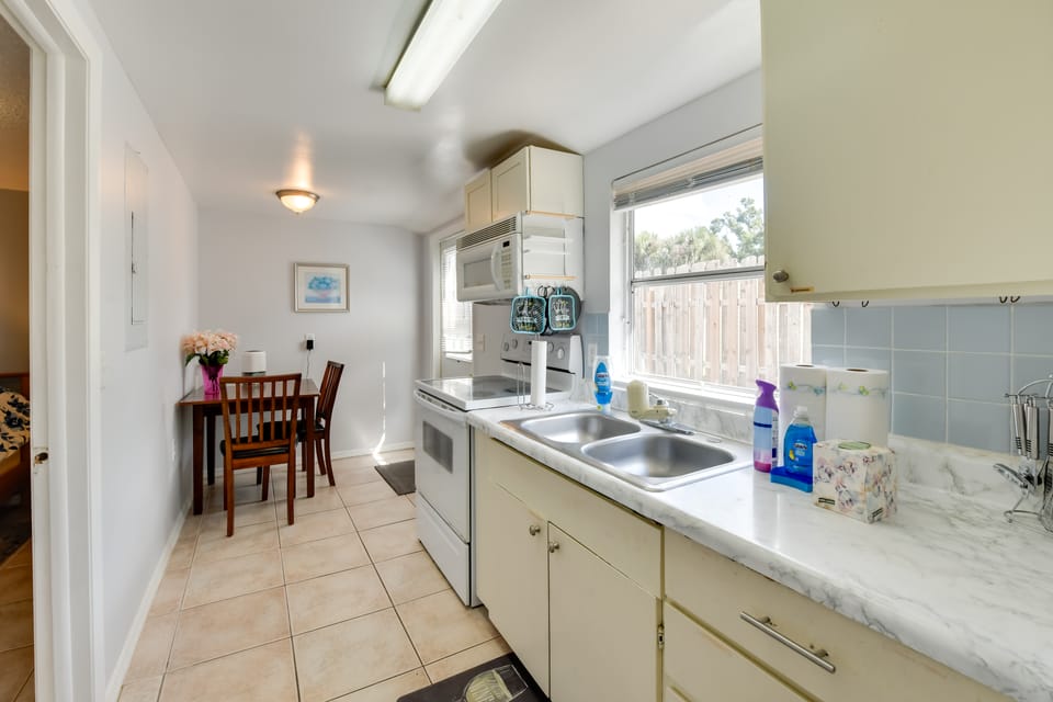 < 1 Mi to Beach: Peaceful Escape in Nokomis Apartment in Nokomis