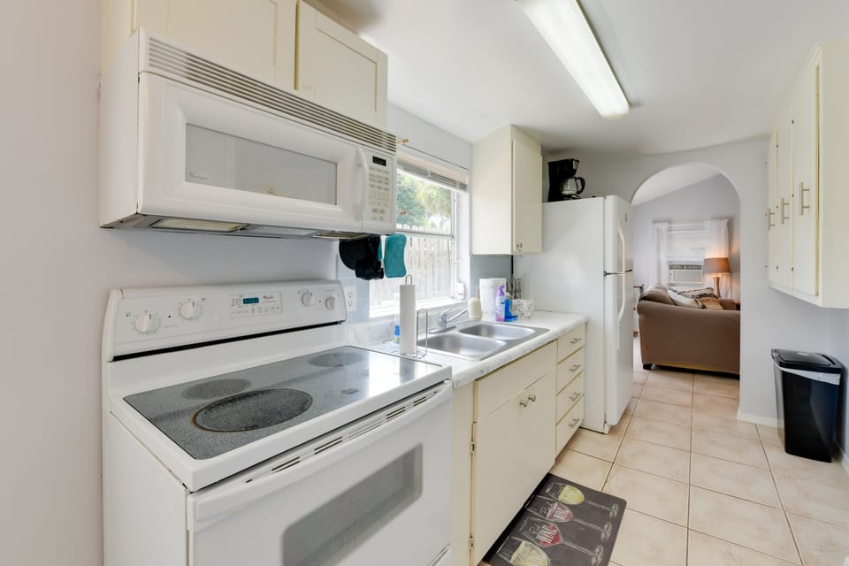 < 1 Mi to Beach: Peaceful Escape in Nokomis Apartment in Nokomis