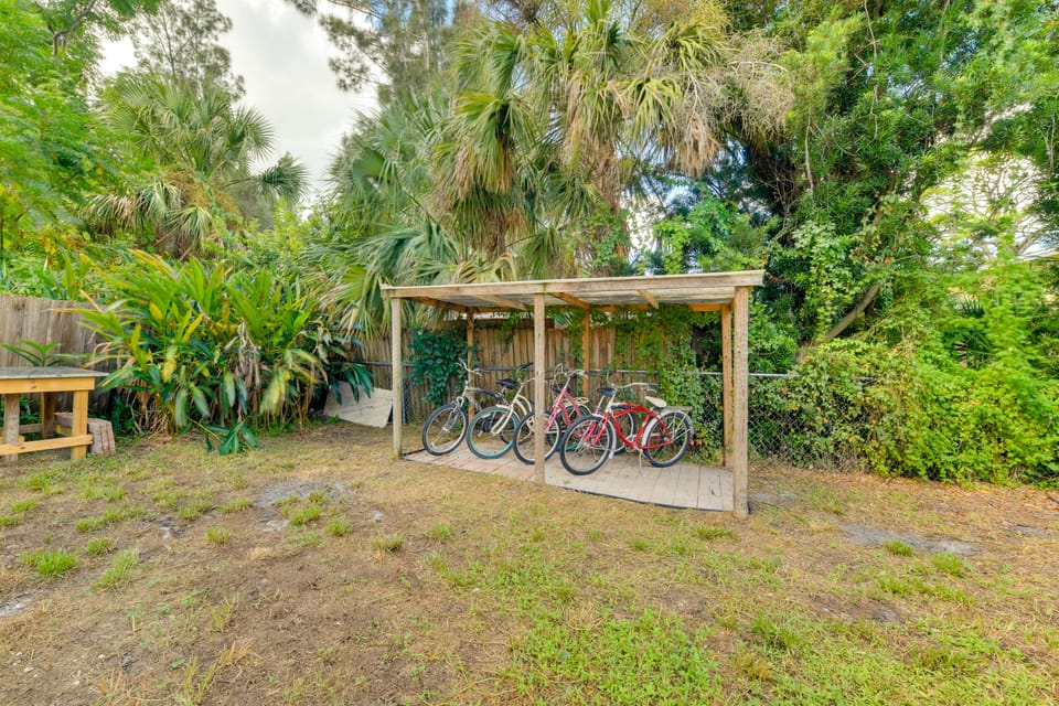 Couple’s Getaway Near Historic Downtown Venice! Apartment in Nokomis
