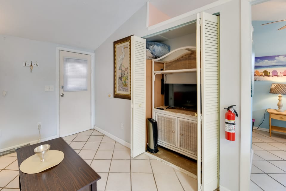 1 Mi to Nokomis Beach: Quiet Getaway w/ Fire Pit Apartment in Nokomis