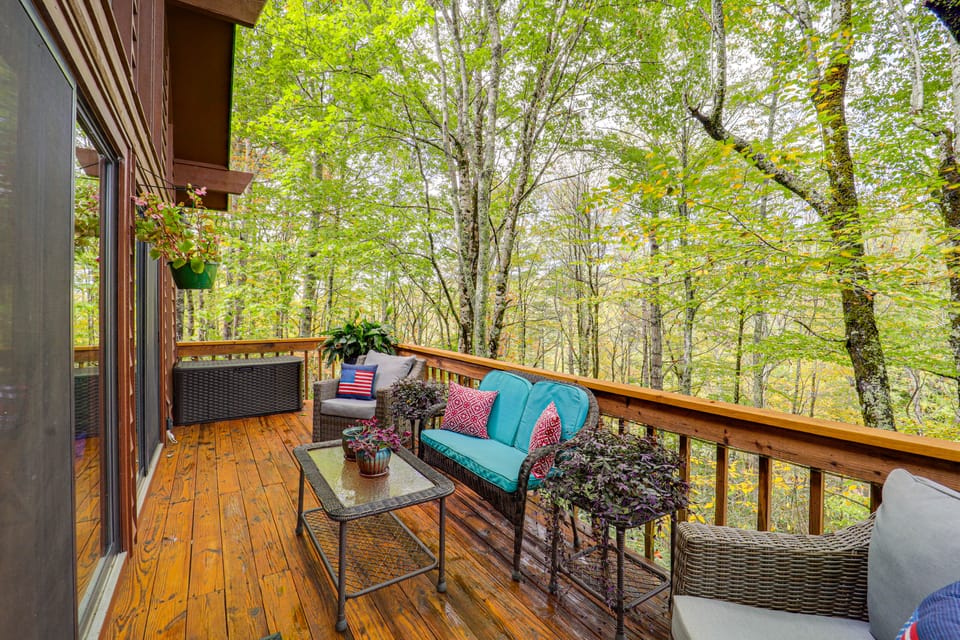 Wooded Cabin w/ 2 Decks on Golf Course in Newland! House in Tennessee