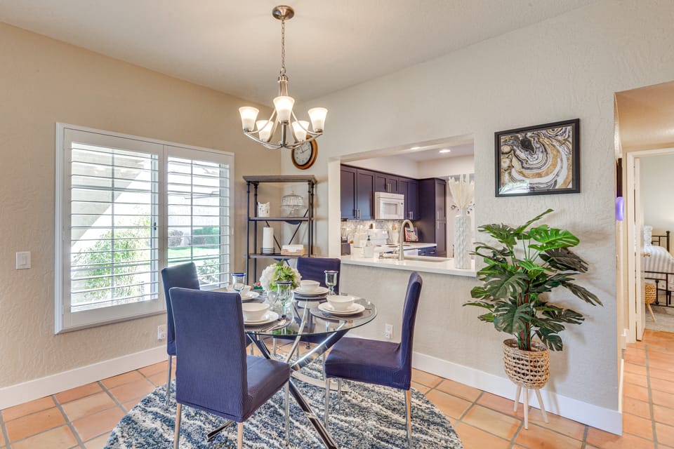 Golf Course View & Pool Access: Palm Desert Condo Apartment in Palm Desert