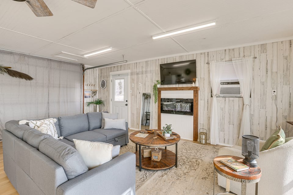 Cozy Cottage on Main Channel of Lay Lake Cottage in Alabama
