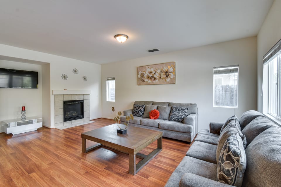 7 Mi to Lake Yosemite: Family Home w/ Fenced Yard House in Merced