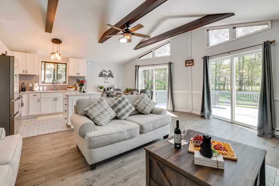 Hot Tub + Game Room: Wooded Poconos Retreat House in Coolbaugh Township