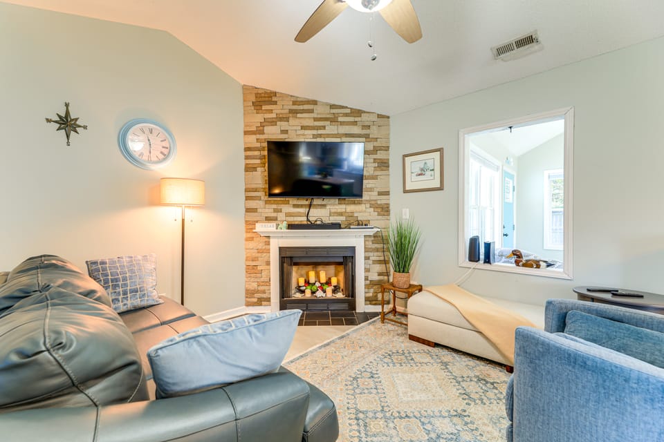 7 Mi to the Hammocks Beach: 3 BD Near Camp Lejeune House in North Carolina