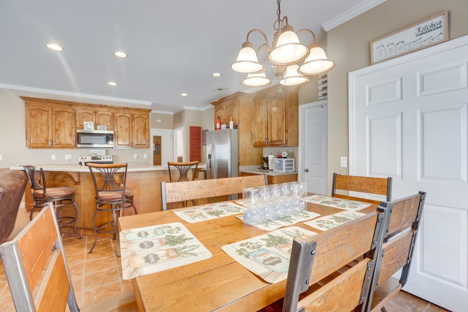 7 Mi to University of Alabama: Family Home w/ Yard House in Alabama