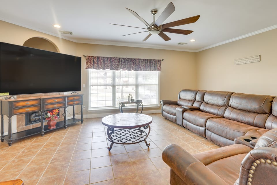 7 Mi to University of Alabama: Family Home w/ Yard House in Alabama