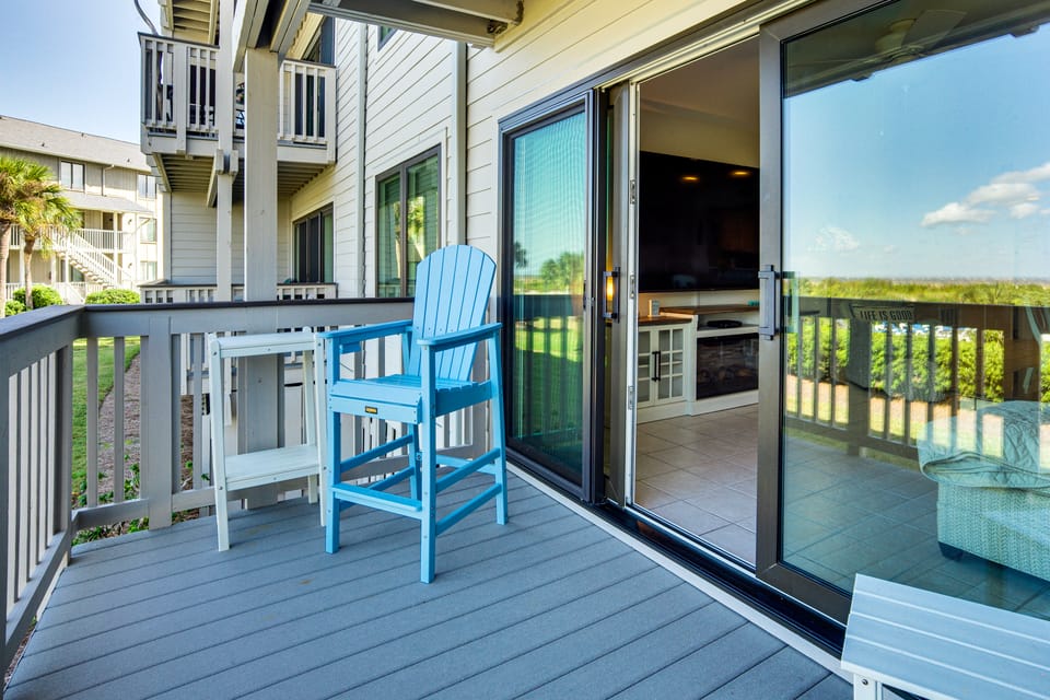 Poolside Fun & Ocean Strolls: Harbor Island Haven! Apartment in South Carolina