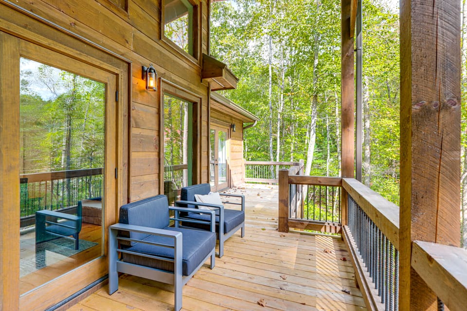 Private Hot Tub! Woodsy Family Cabin in Blue Ridge House in Georgia