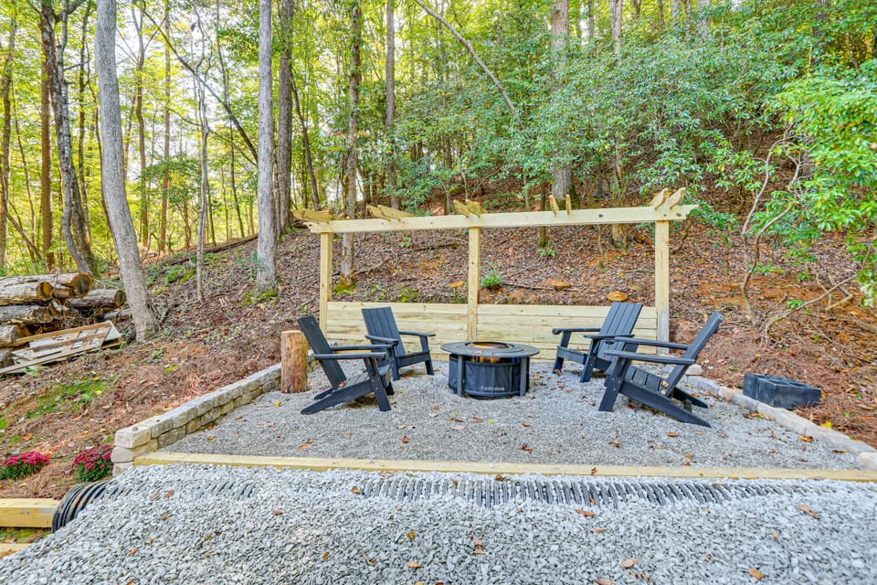 Private Hot Tub! Woodsy Family Cabin in Blue Ridge House in Georgia