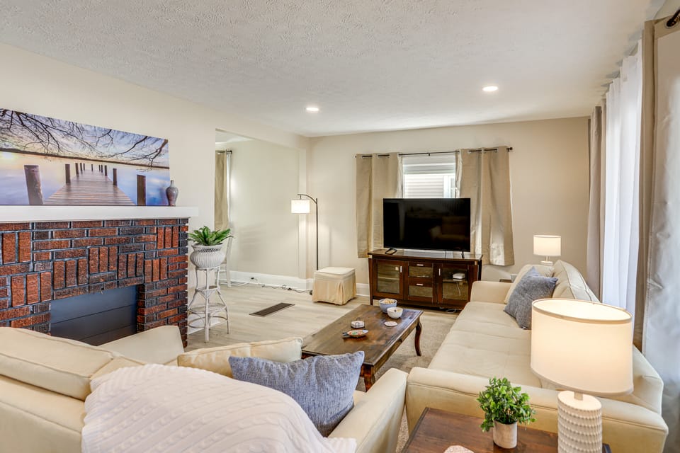 1 Mi to Cedar Point: Family Getaway w/ Porch! House in Sandusky