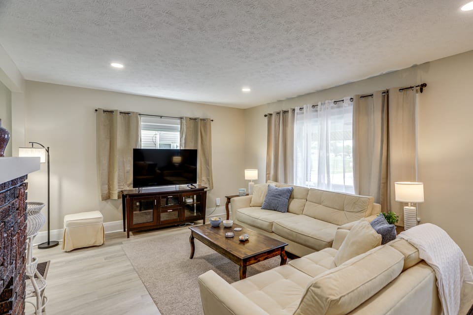 1 Mi to Cedar Point: Family Getaway w/ Porch! House in Sandusky