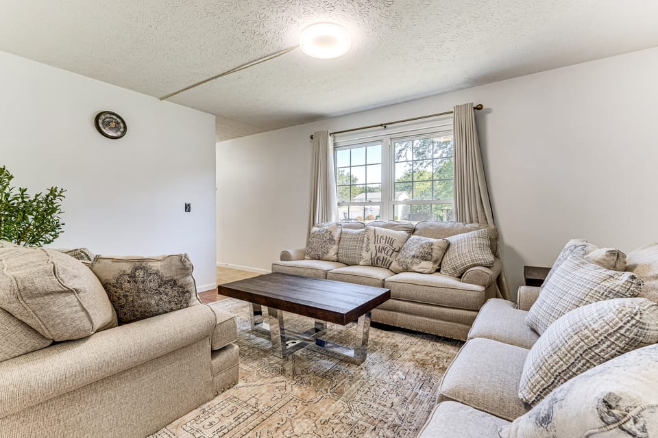 Shop, Golf & Explore: Home 14 Mi to Columbus! House in Pickerington