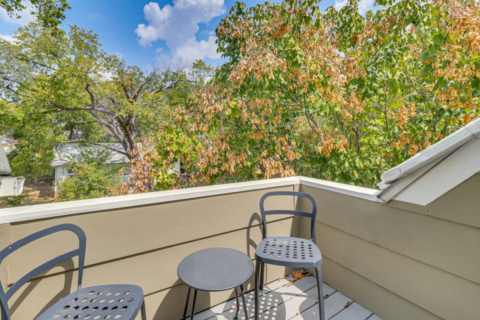 Cowboy Pool & Balcony: Home 1 Mi to Dtwn Austin! House in Austin