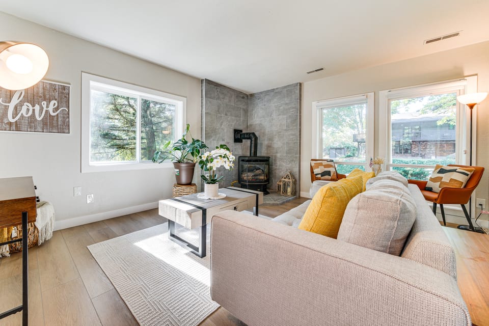13 Mi to Lumen Field & Dtwn Seattle! Cozy Retreat Apartment in Renton
