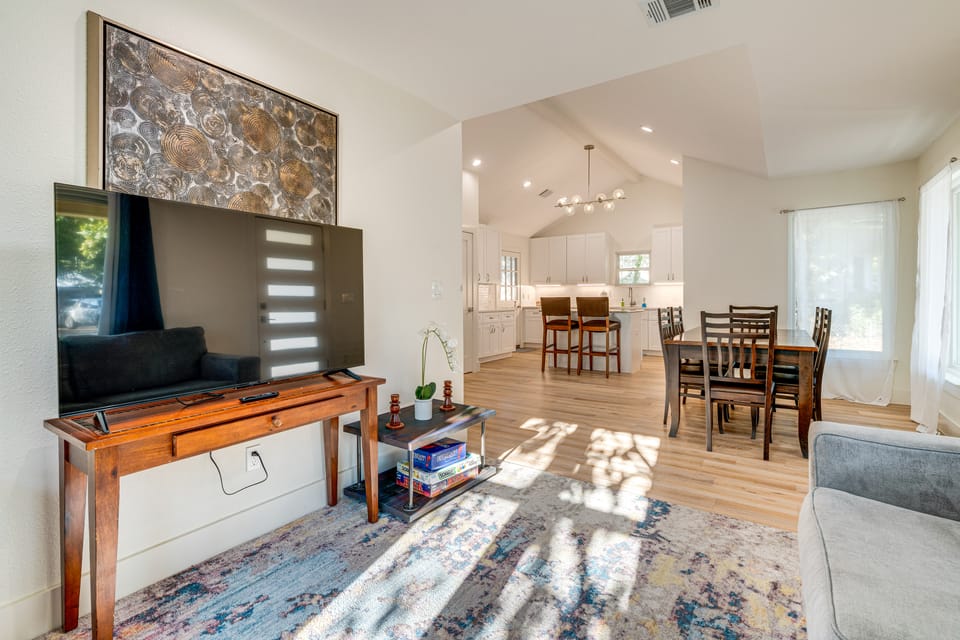 4 Mi to UT Austin: Bright & Modern Family Home House in Austin