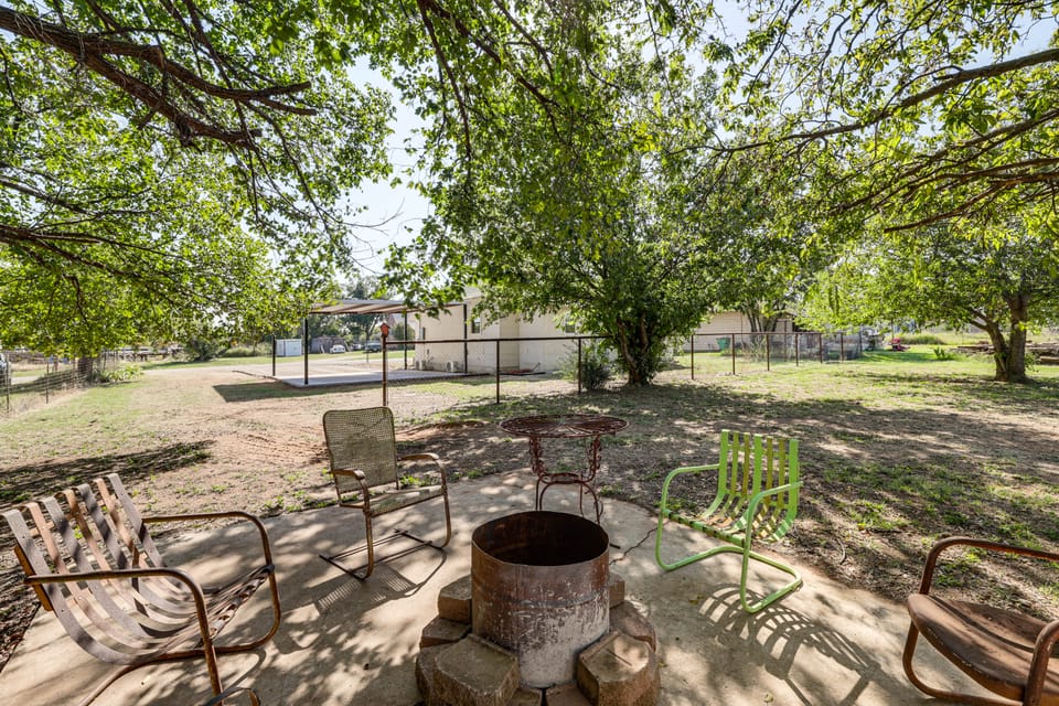 Walk to Historic Square: Jacksboro Home w/ Yard House in Texas