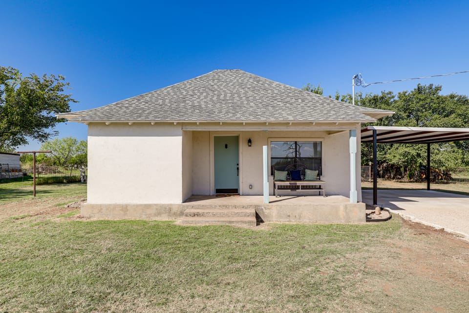 Walk to Historic Square: Jacksboro Home w/ Yard House in Texas