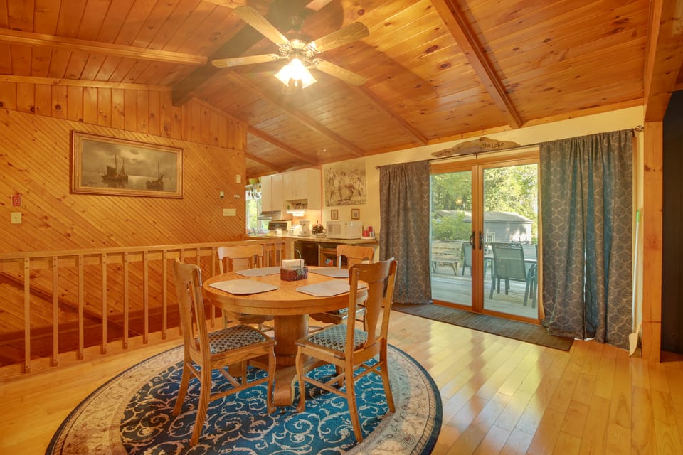 Lakefront Escape: Waterfront Lake Champlain Home House in North Hero