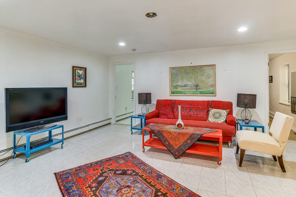 Easy NYC Commute: Getaway Near MetLife Stadium! House in North Bergen